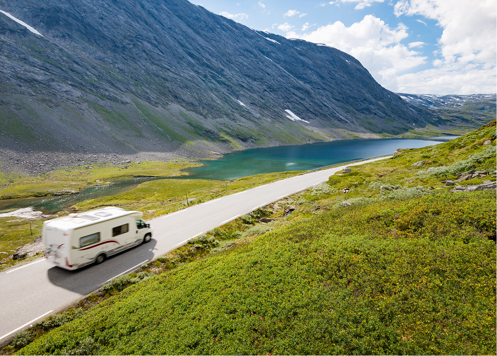 Caravana recorriendo una carretera en montaña